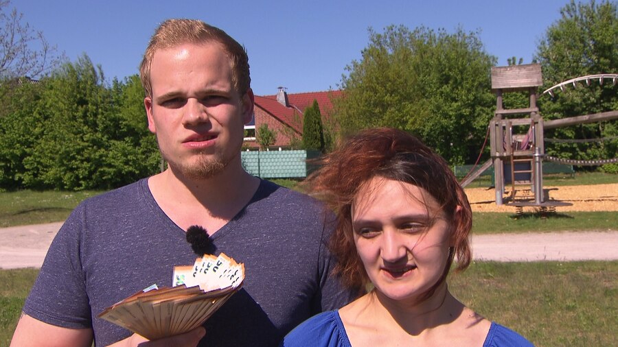 336014 Kunstler Ak F Lematte Les Armes Tears Frau Weint Kreuz